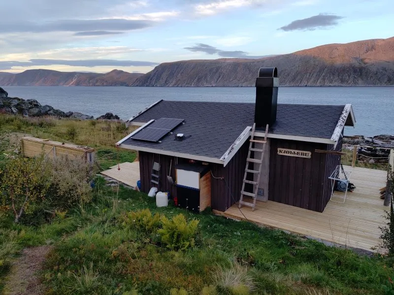 installation d'un kit solaire sur un toit de logement