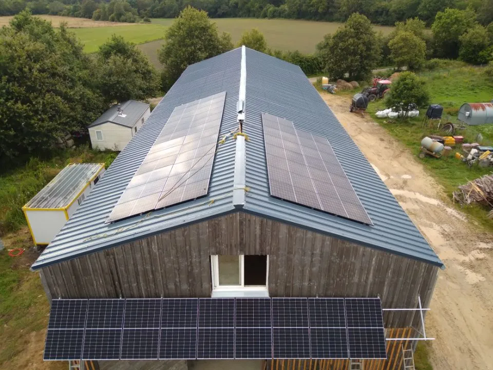 installation de panneaux solaires sur un toit